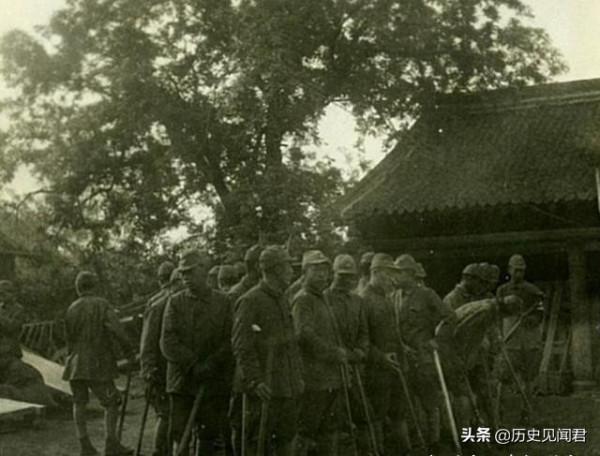 日軍拿著鋤頭在我國的農田裡耕作，這是比他們的炮火更可怕的武器