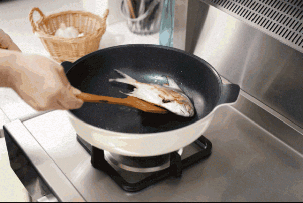 不粘鍋有毒且致癌？塗層掉了還能用嗎？央視的一個實驗告訴你答案