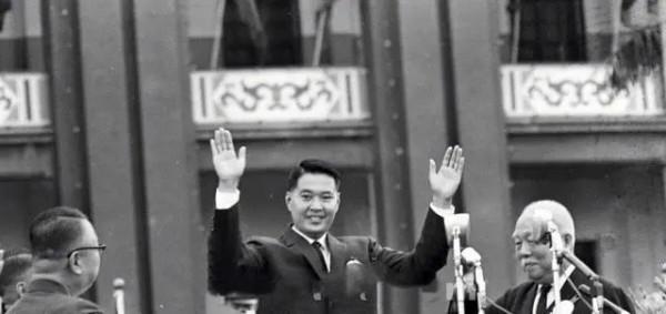 1965年,飛行員李顯斌挾持隊友叛逃,26年後回家探親,下場如何? 1965年,飛行員李顯斌挾持隊友叛逃,26年後回家探親,下場如何?