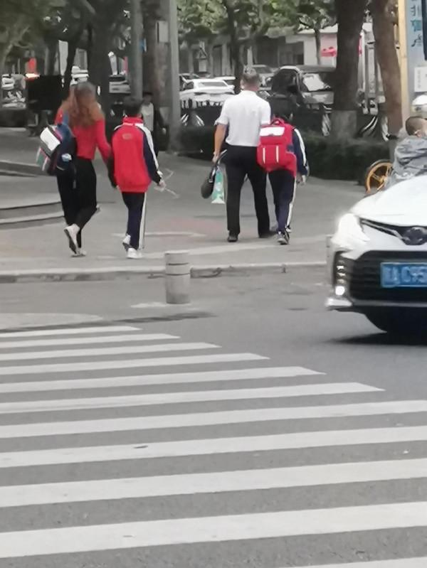 爸爸送孩子上學與媽媽送孩子上學有什麼不同