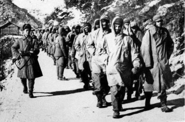 白刃戰打贏日軍後，澳大利亞小兵自信滿滿，亮起刺刀衝向志願軍