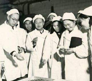 她是上將夫人，建國後當了15年部長，後成副國級，兒子是少將