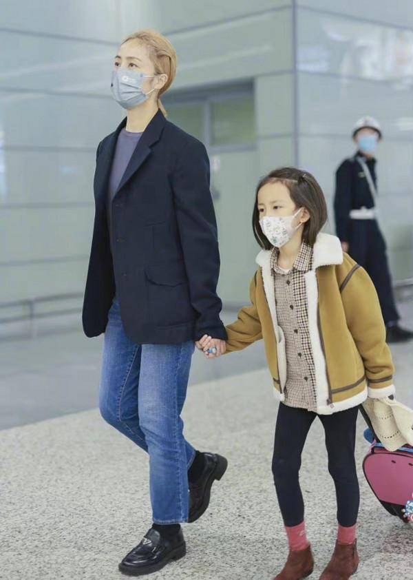 &OpenCurlyDoubleQuote;孫莉&rdquo;帶小女兒走機場，一頭金髮搭配黑色西裝，辣媽氣場全開
