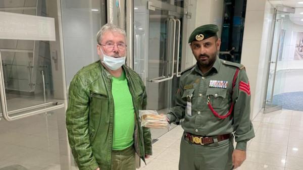 一名男子在迪拜機場丟失了3萬歐元，但在返程航班上錢又回來了