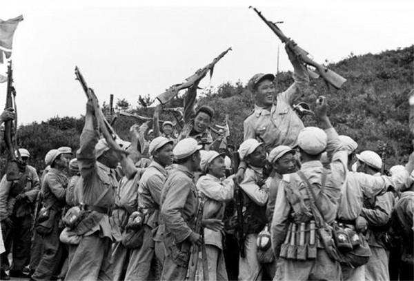 抗美援朝時敵軍用繩子拴在一起,這是啥戰術?志願軍如何巧抓俘虜 抗美援朝時敵軍用繩子拴在一起,這是啥戰術?志願軍如何巧抓俘虜