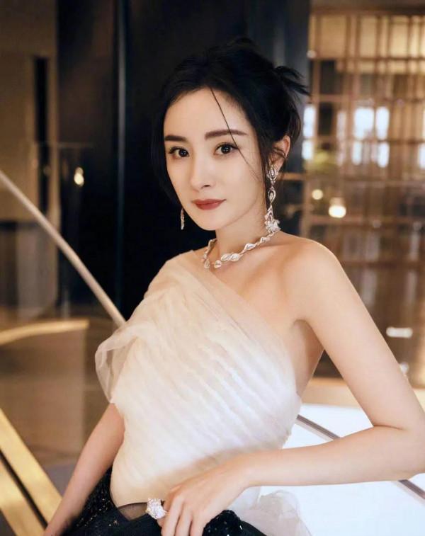 楊冪 漫畫腰雖美,卻要小心危害 楊冪 漫畫腰雖美,卻要小心危害