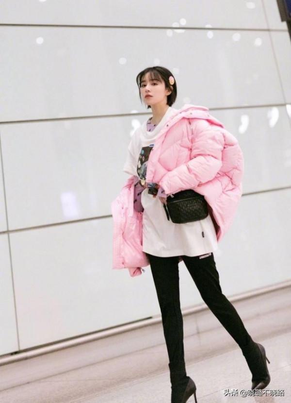 今年火了一種穿法叫:“羽絨服+無痕褲”,時髦顯瘦,明星都上頭 今年火了一種穿法叫:“羽絨服+無痕褲”,時髦顯瘦,明星都上頭