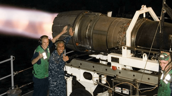 運轉的戰機發動機噴管有多燙?美軍士兵敢用徒手摸 運轉的戰機發動機噴管有多燙?美軍士兵敢用徒手摸