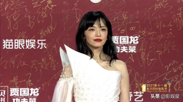 北影節紅毯：佟麗婭豔壓群芳，Baby仙女範，這幾位明星不幸翻車