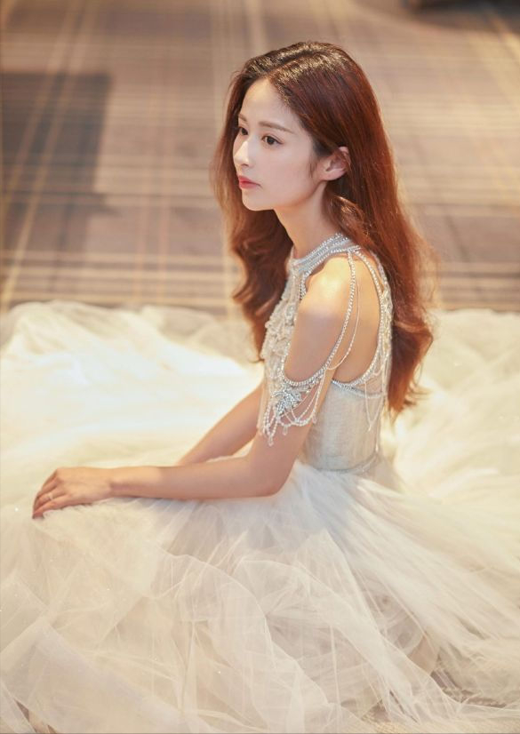 當穎兒穿這件珍珠鑲嵌的仙女裙，從此言情小說女主都有了模樣