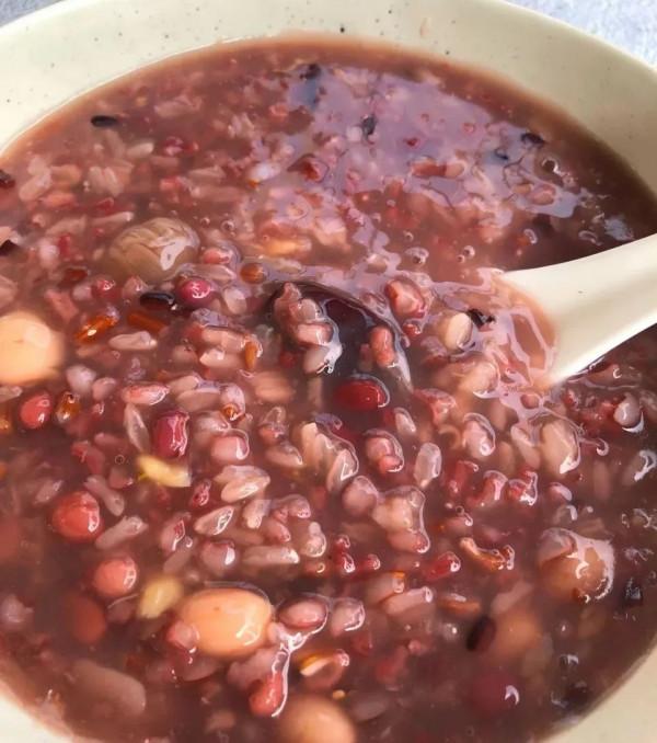 早餐吃這2紅粥，營養健康又減脂；堅持3個月後，白髮少了，氣色好