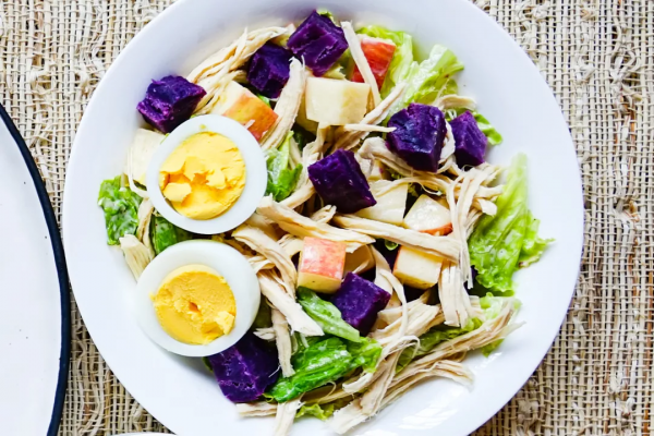 創意早餐食譜:紫薯蘋果雞肉沙拉,搭配白煮蛋和核桃仁 創意早餐食譜:紫薯蘋果雞肉沙拉,搭配白煮蛋和核桃仁