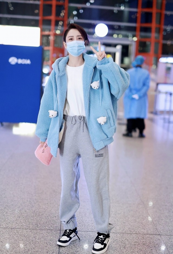 佟麗婭越穿越年輕了，這三組搭配時髦減齡，造型看著就很舒服