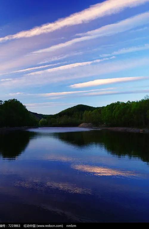 雙層湖裡的景象