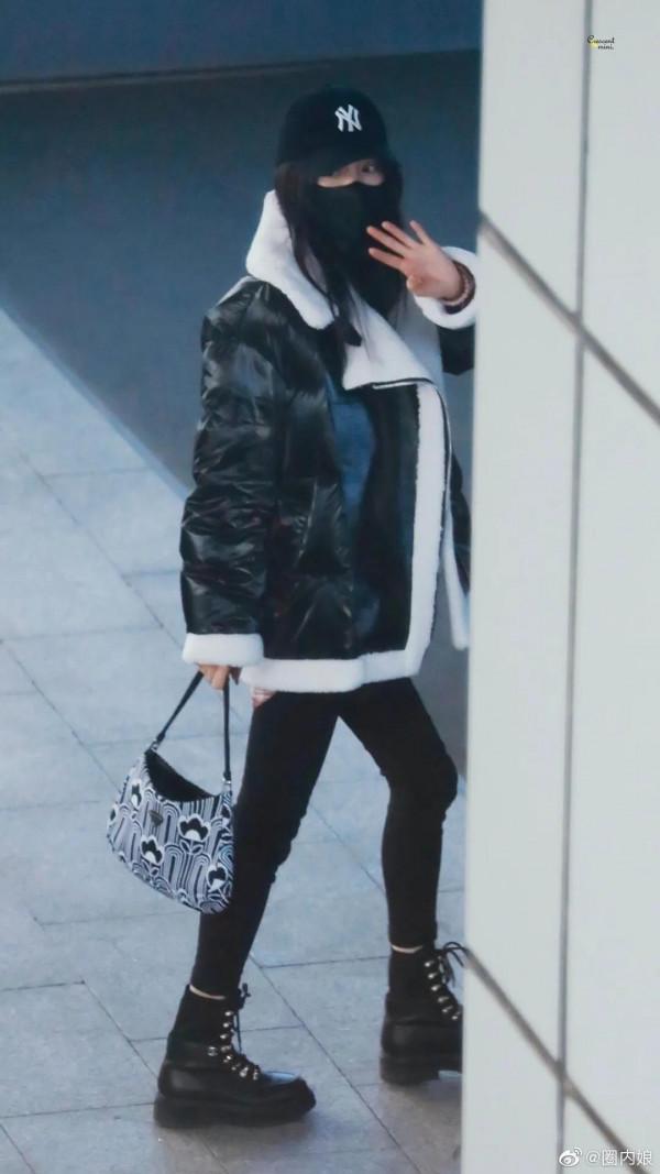 楊冪機場飯拍圖～黑色毛絨夾克+馬丁靴，酷颯幹練私服好好看