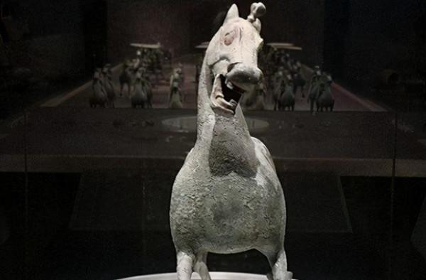 為什麼馬踏飛燕照片都是側面,怕你看到正面照後忍不住哈哈大笑 為什麼馬踏飛燕照片都是側面,怕你看到正面照後忍不住哈哈大笑