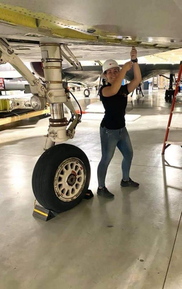 機翼用了咱傳統的卯榫工藝？細看F117，刮掉隱身塗料之後真相大白