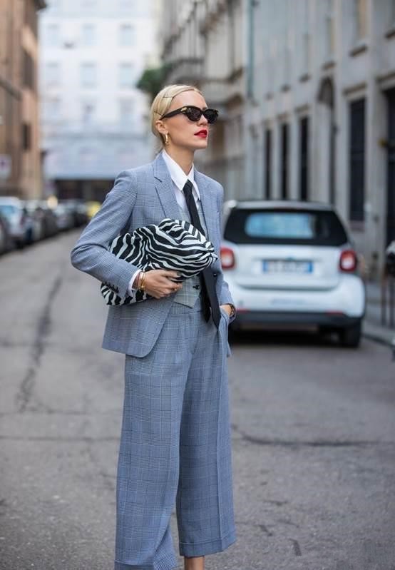 劉濤真給70後長臉！虎紋裙配大紅唇驚豔動人，把哥哥的風頭都搶了