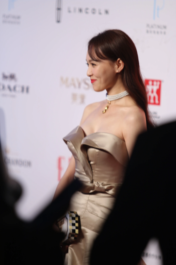 駕馭金色禮服的女星，能駕馭萬色