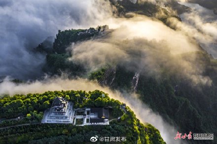 茫茫雲海翻波浪 巍巍崆峒似仙境