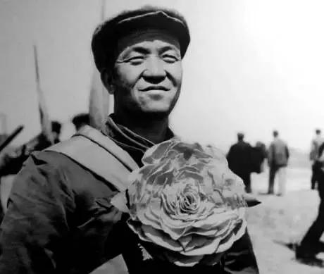 1964年，毛主席請王進喜吃飯，桌上共有12道菜，但他為何沒吃飽？