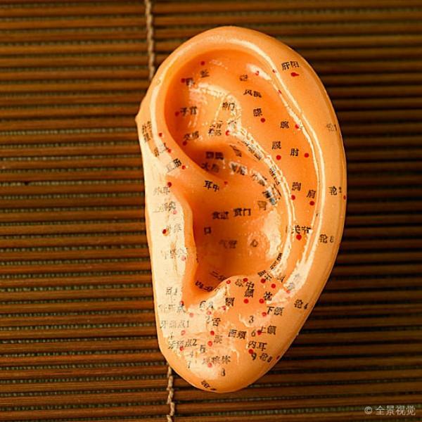 嬰兒耳朵流黃水是什麼原因？