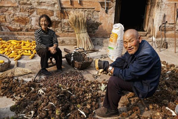 6旬老伯向親戚借錢給兒子買婚房,結果空手而歸,直言窮人沒親戚 6旬老伯向親戚借錢給兒子買婚房,結果空手而歸,直言窮人沒親戚