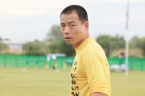 硬漢王挺：父母離異有淚，38歲幫爸爸還完債後，父子倆抱頭痛哭