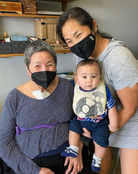 鄭佩佩祖孫三代同框，半歲外孫會用上海話叫外婆，長相像極非洲爹