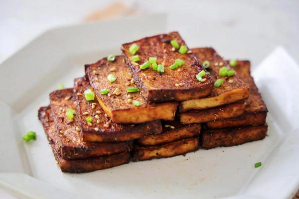 冬天要多吃豆腐，試試這個做法，比紅燒簡單，比麻辣更過癮