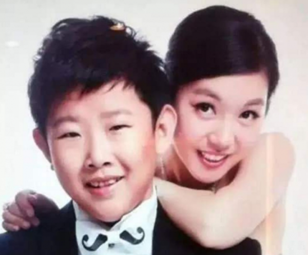 明星侯祥：9歲停止發育，36歲身高不到1米6，和妻子同框像母子