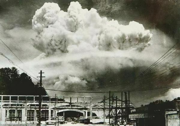 珍貴老照片:二戰中的英女王、俊美沙皇、明豔的赫本 珍貴老照片:二戰中的英女王、俊美沙皇、明豔的赫本