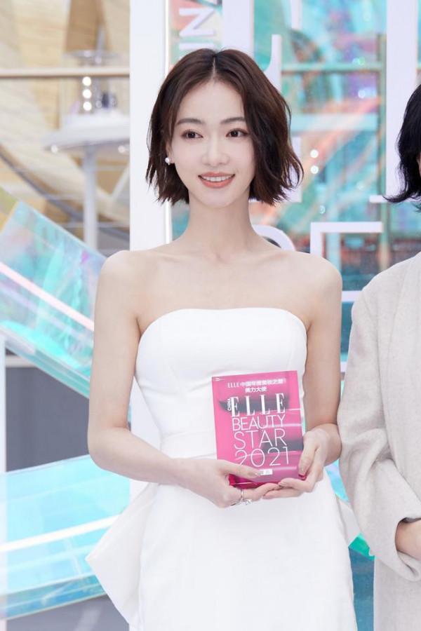 吳謹言瘦成了“皮包骨”,穿抹胸裙亮相秀巴掌腰,目測不足70斤 吳謹言瘦成了“皮包骨”,穿抹胸裙亮相秀巴掌腰,目測不足70斤