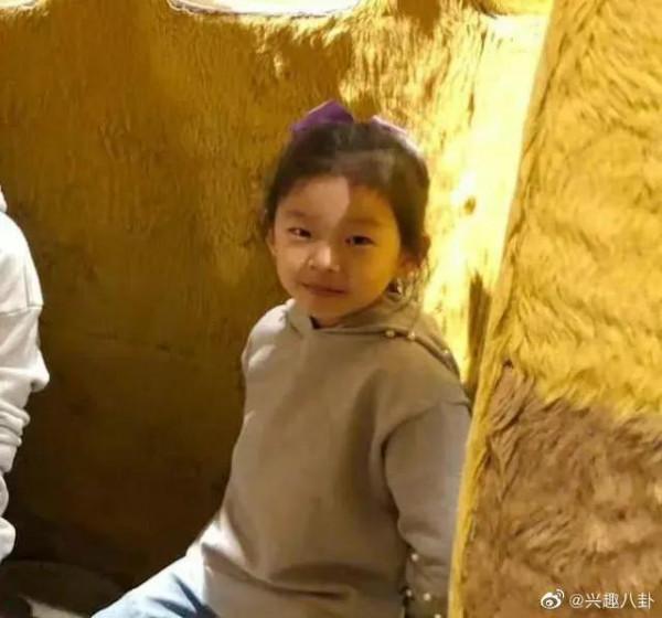 大S女兒近照被曝光，笑起來和媽媽簡直一個人，整體打扮太淑女了