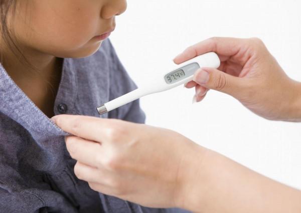 孩子量體溫誤吞水銀，媽媽逼孩子喝下生雞蛋液，醫生豎起大拇指