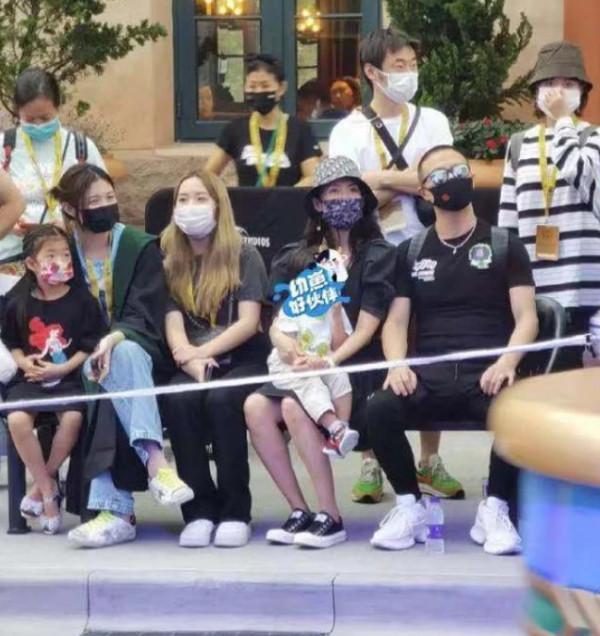 章子怡被兒子搶簽名筆直呼小搗蛋，弟弟親吻媽媽電影海報萌化了