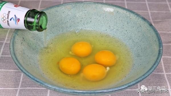 4個雞蛋裡倒1瓶啤酒，教你從沒吃過的做法，鬆軟酥香出鍋就搶光