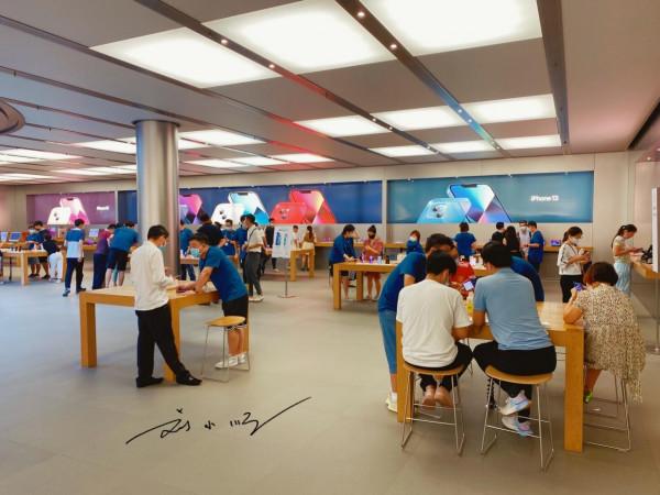 上海第一家蘋果專賣店，就在東方明珠旁邊，被譽為最美蘋果專賣店