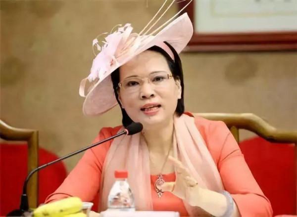 從擺攤女到女首富:4年敗光1200億,雙手賺的錢,用資本倒騰沒了 從擺攤女到女首富:4年敗光1200億,雙手賺的錢,用資本倒騰沒了