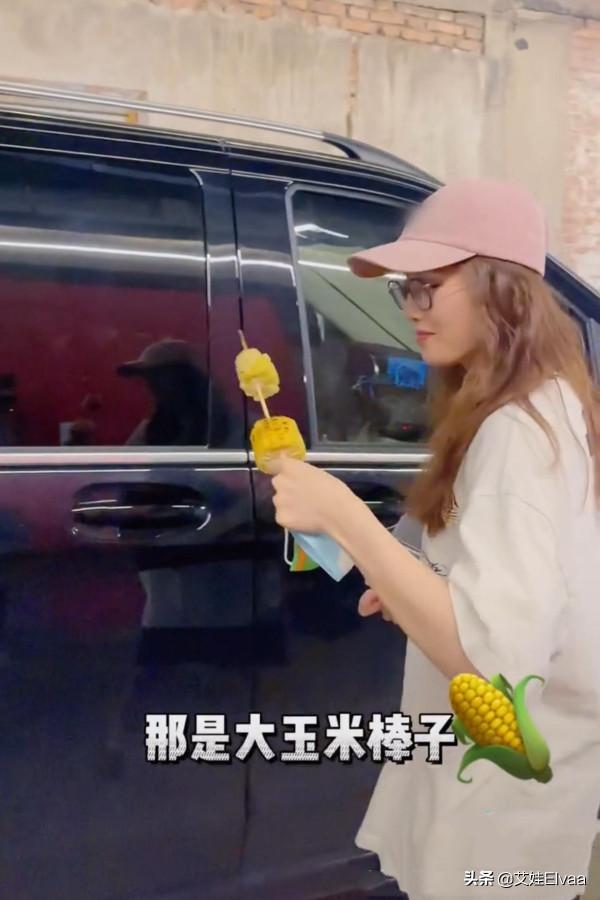 劉詩詩下班路邊啃玉米,穿T恤奶奶褲超可愛,染捲髮戴帽像大姑娘 劉詩詩下班路邊啃玉米,穿T恤奶奶褲超可愛,染捲髮戴帽像大姑娘