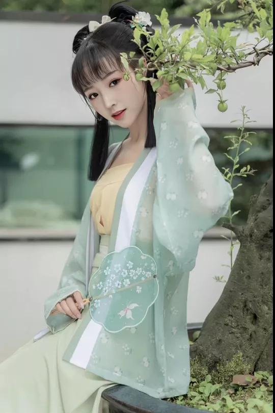 冬月冰輪掛西窗，獨倚寒夜訴愁腸