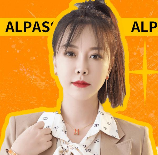 中南再現女神教師：膚白貌美大長腿，上課座無虛席，有顏又有才