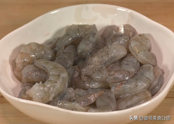 西班牙風味的蒜香燜蝦，鮮辣又解饞，營養又好吃，家人特喜歡