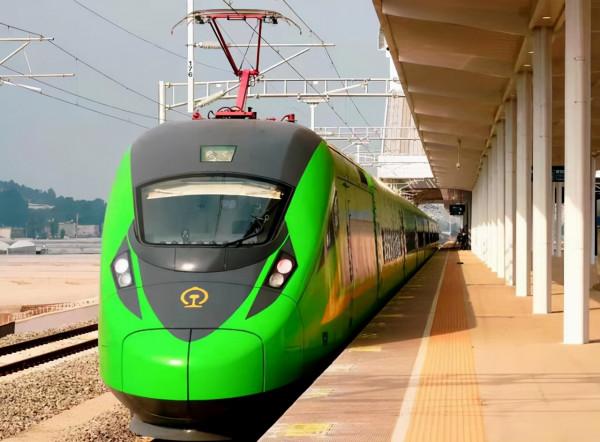 幼兒園孩子背床單被套回家，小小身軀走兩步歇兩步，背後真相心酸