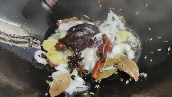 回民燉牛肉好吃的秘訣都在這裡，如何焯水有講究，五個獨家竅門