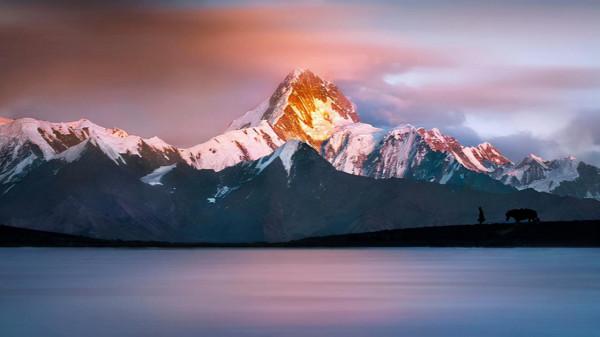 貢嘎雪山，屹立於眾峰之巔，氣勢磅礴，高大險峻，被譽為蜀山之王