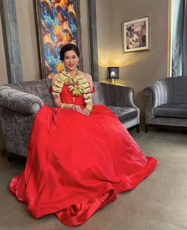 45歲林淑敏曬劇中結婚造型!脖子掛滿黃金首飾,手腕上戴10個手鐲 45歲林淑敏曬劇中結婚造型!脖子掛滿黃金首飾,手腕上戴10個手鐲