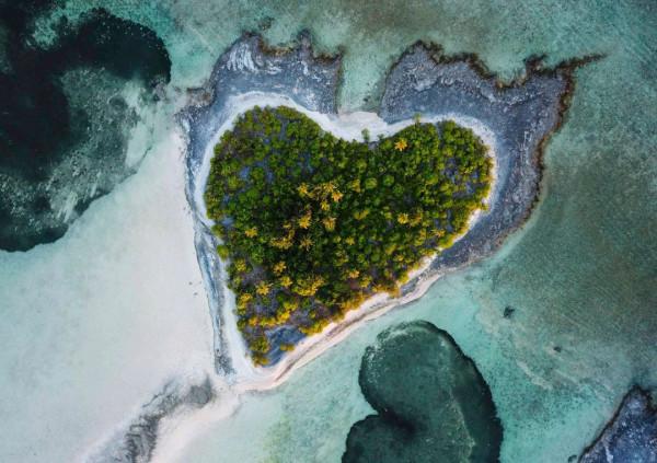最孤獨的外交官吳鍾華：搭茅草屋，修升旗臺，一人支撐一座大使館