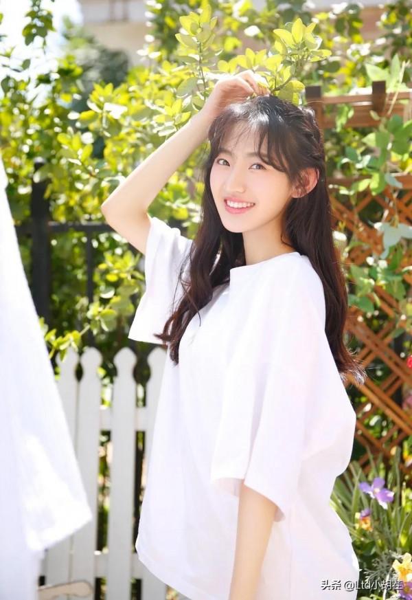 楊雨潼：身穿白色上衣顯的很清純