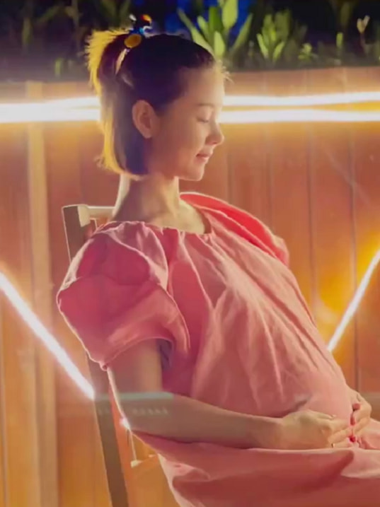 李小萌曬全家福慶中秋,疑暗示二胎性別,王雷抱熟睡兒子超有愛 李小萌曬全家福慶中秋,疑暗示二胎性別,王雷抱熟睡兒子超有愛